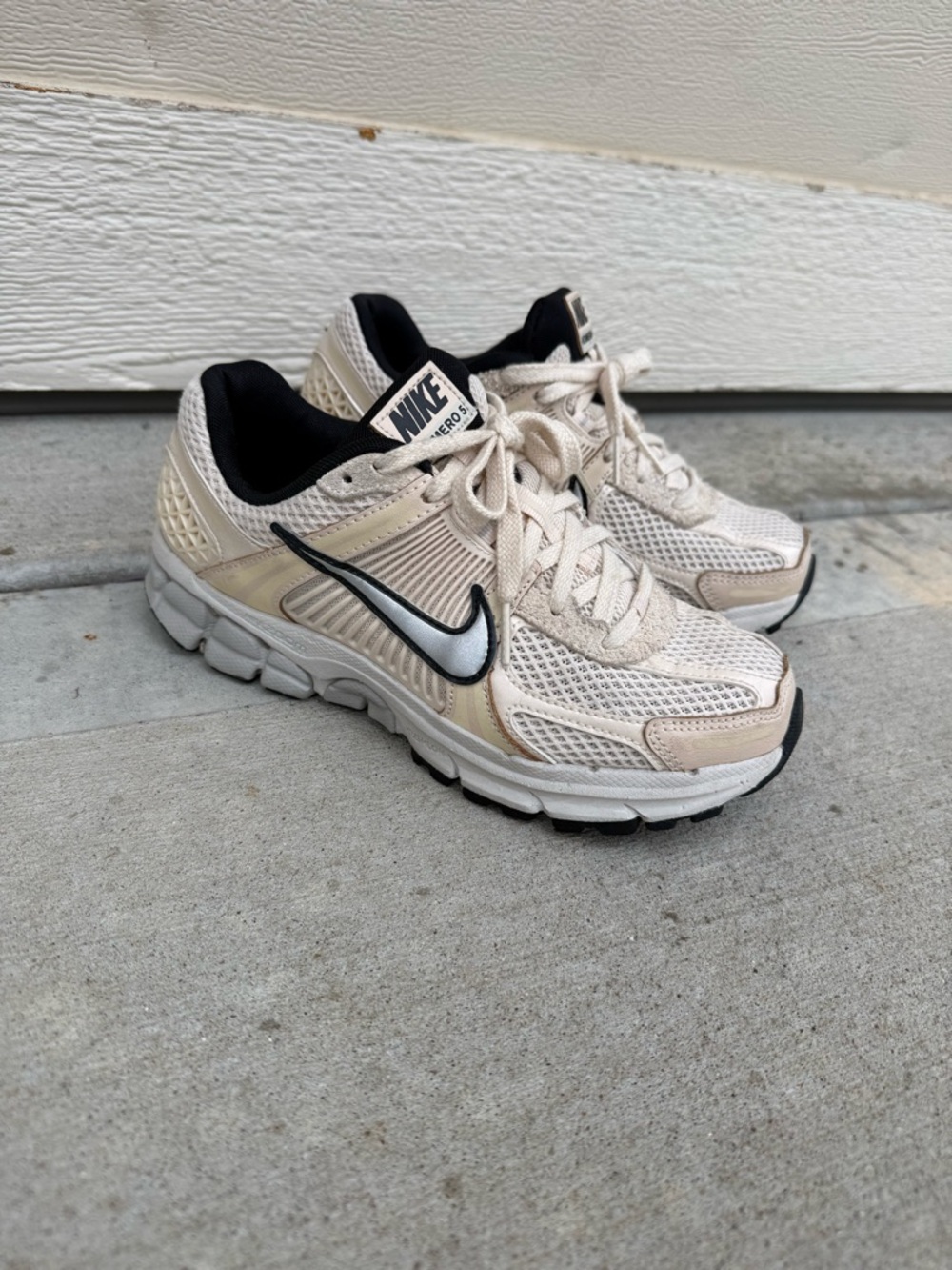 Nike Mesh Neutral Cream and Black Running Shoes  Vomero 5